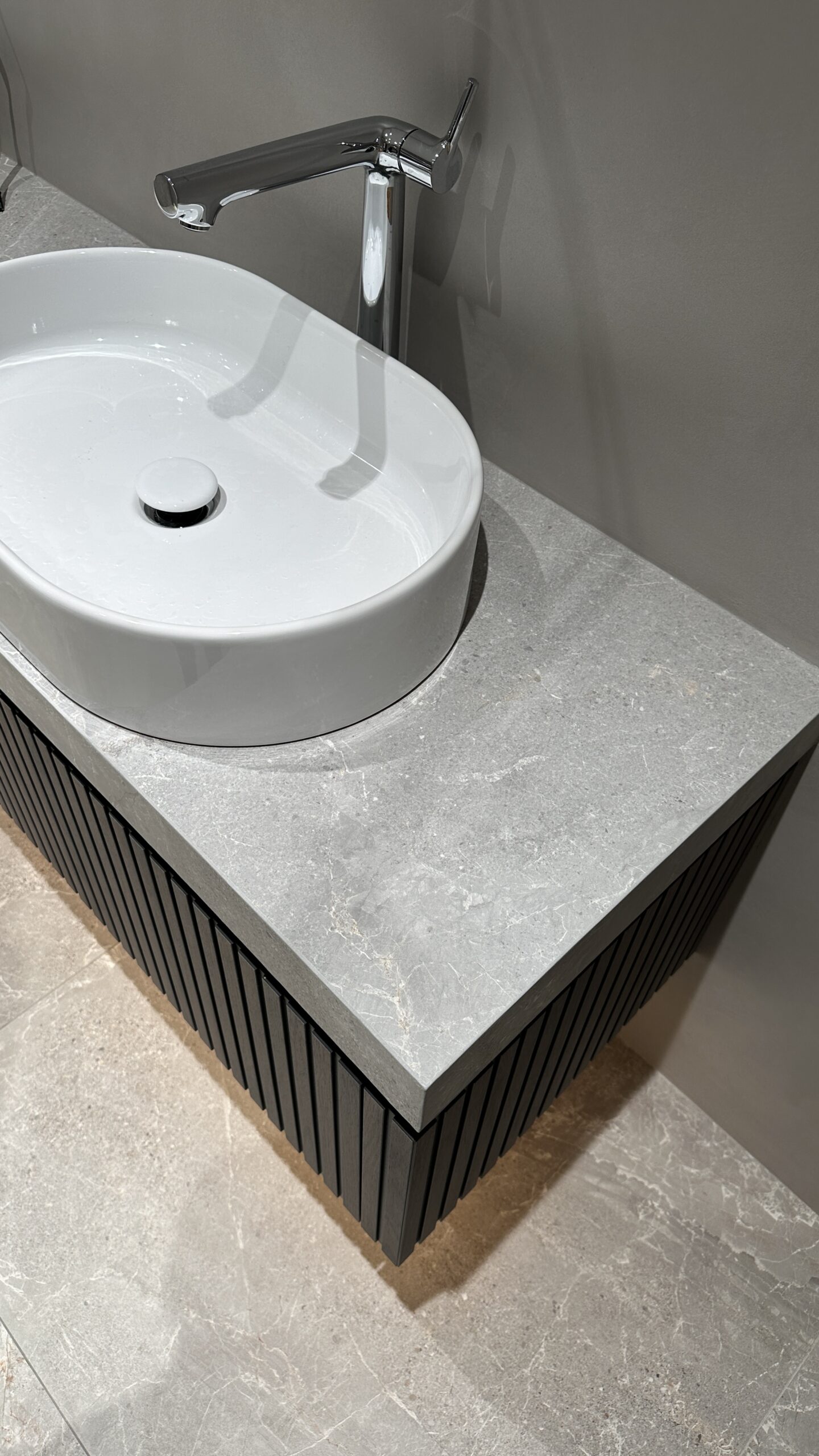 Меблі у ванну кімнату з компакт-плити