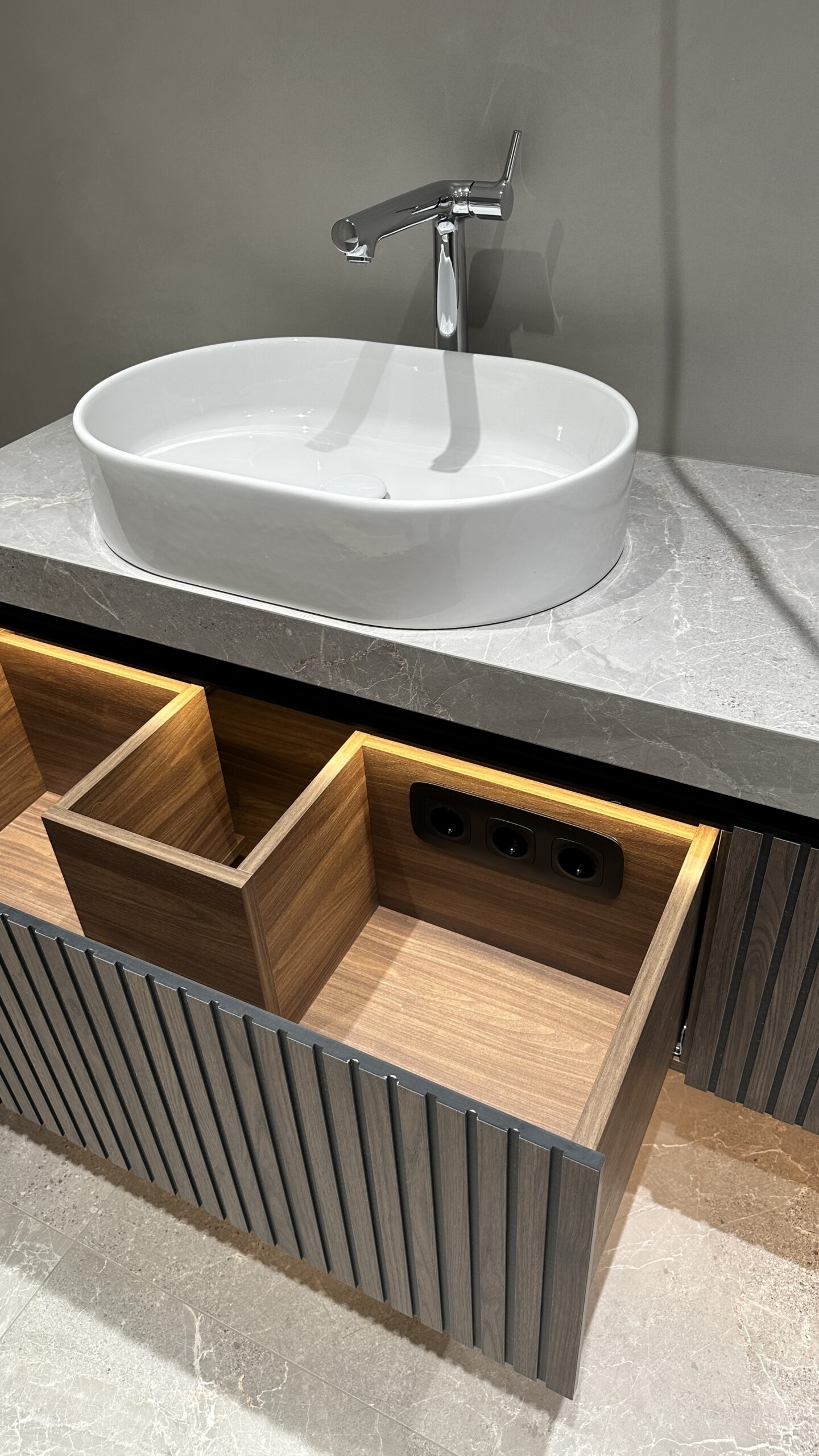 Меблі у ванну кімнату з компакт-плити