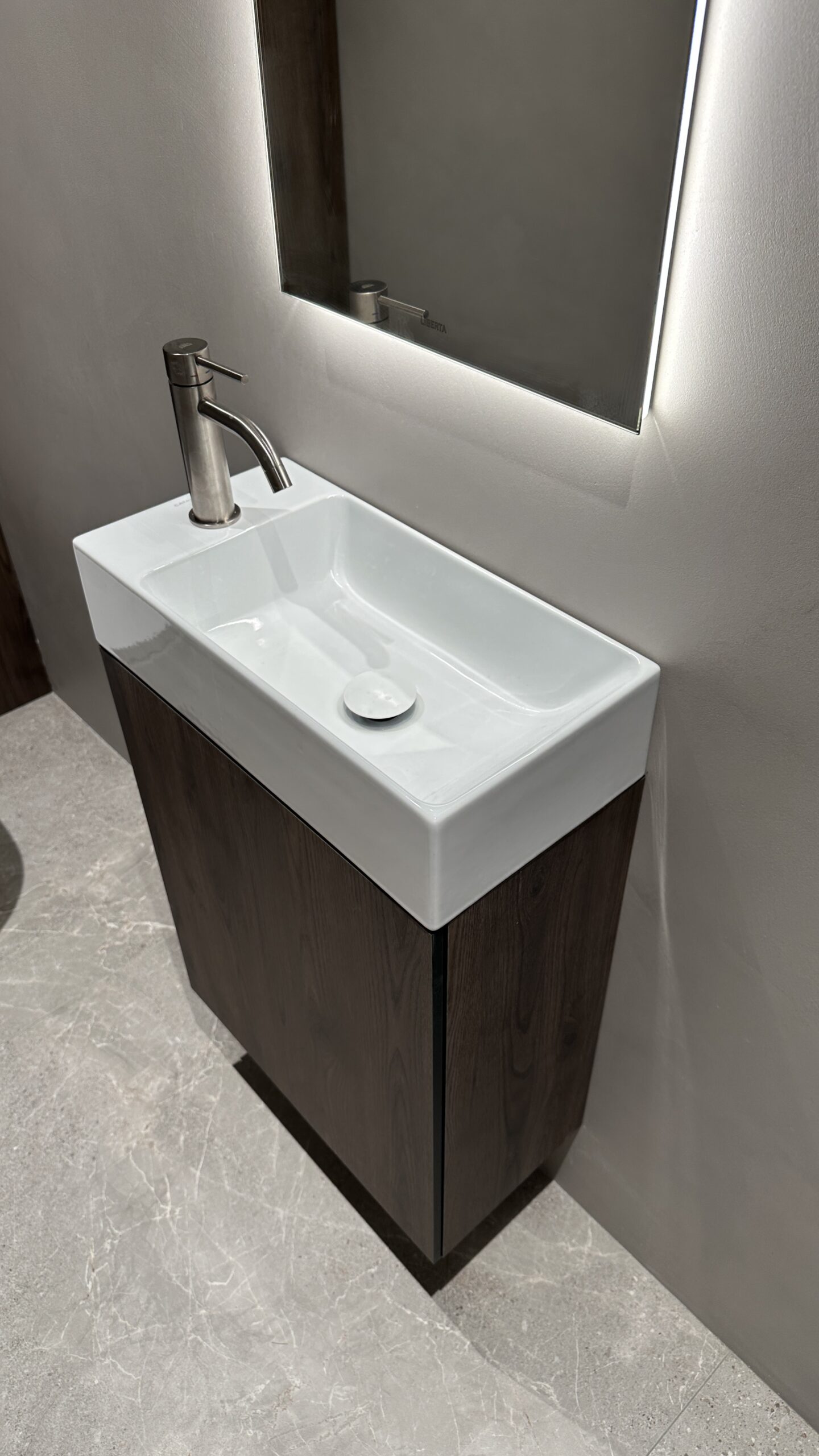 Меблі у ванну кімнату з компакт-плити